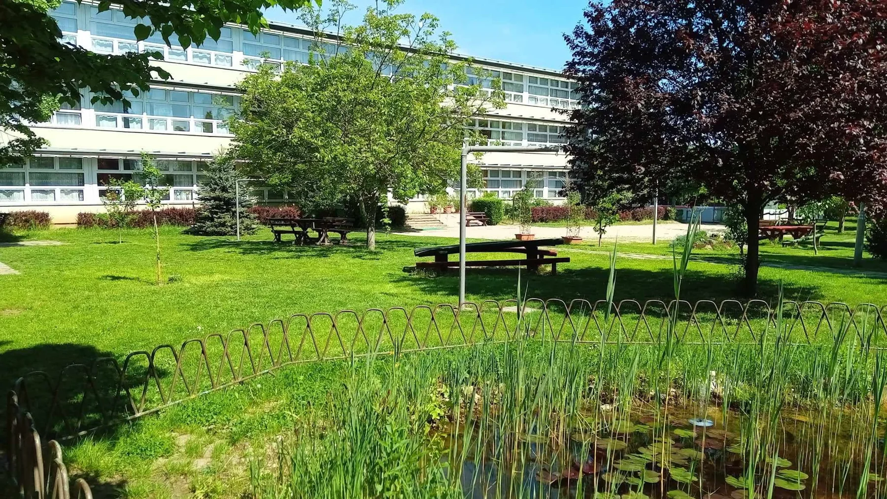 A Révfülöpi Általános Iskola épülete és udvara